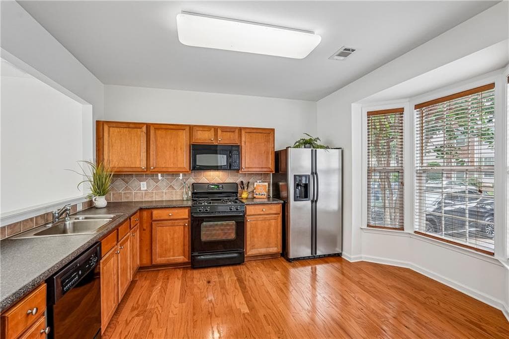 3 bedroom, 3 bathroom, 1,410 sq ft townhouse under contract at 945 Prestwyck Court, Alpharetta, GA 30004 — photo 8