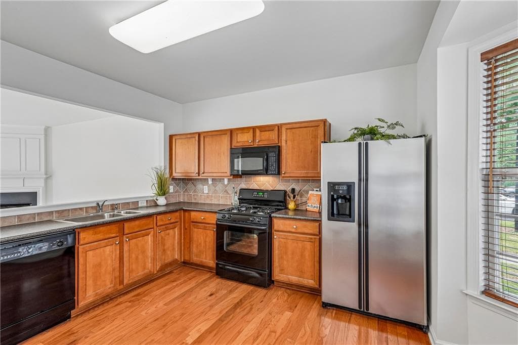 3 bedroom, 3 bathroom, 1,410 sq ft townhouse under contract at 945 Prestwyck Court, Alpharetta, GA 30004 — photo 9