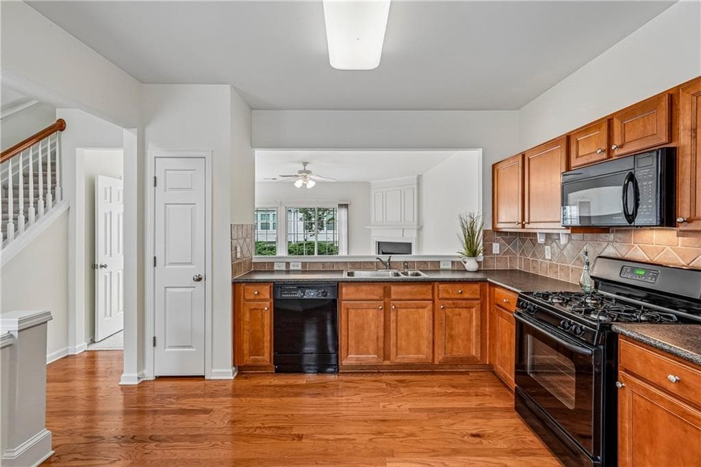 3 bedroom, 3 bathroom, 1,410 sq ft townhouse under contract at 945 Prestwyck Court, Alpharetta, GA 30004 — photo 3