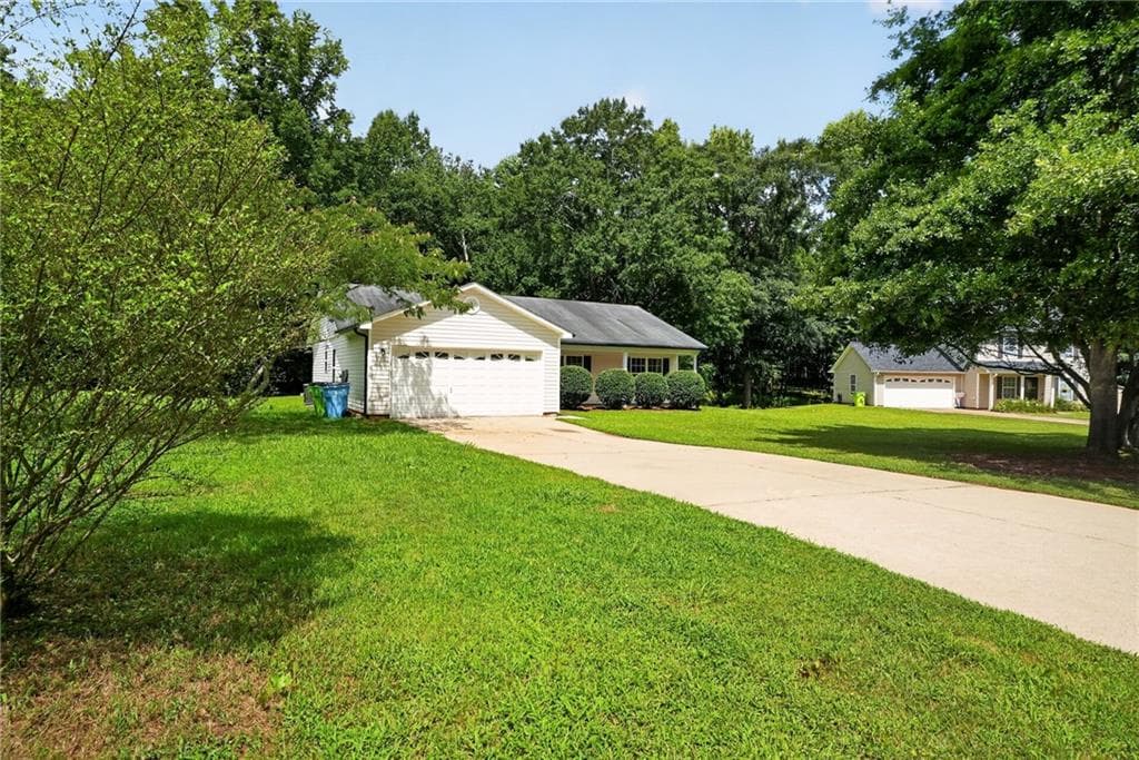 3 bedroom, 2 bathroom, 1,500 sq ft single family residence for sale at 2015 Jefferson Way, Mcdonough, GA 30252 — photo 2