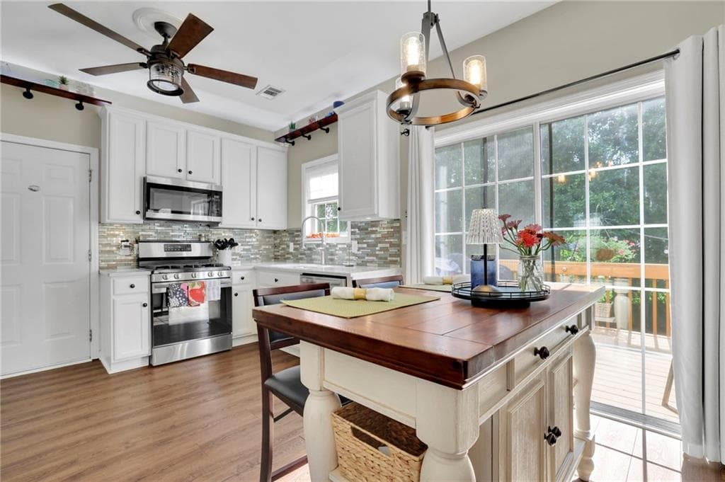 4 bedroom, 3 bathroom, 1,860 sq ft single family residence for sale at 7660 Streamside Lane, Cumming, GA 30028 — photo 3
