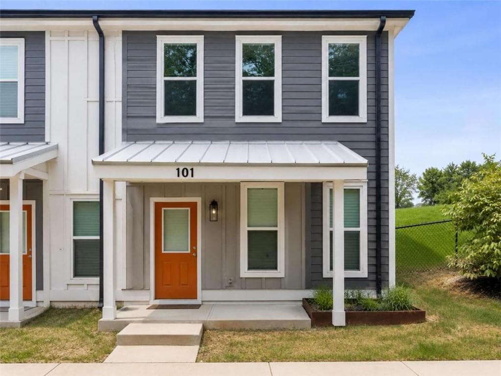 2 bedroom, 3 bathroom, 1,164 sq ft townhouse for sale at 697 Fayetteville Road 101, Atlanta, GA 30316