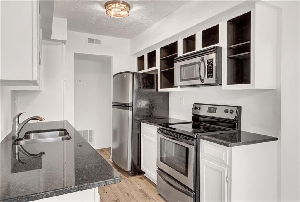 2 bedroom, 2 bathroom, 1,223 sq ft condominium for sale at 702 Glenleaf Drive, Peachtree Corners, GA 30092 — photo 3