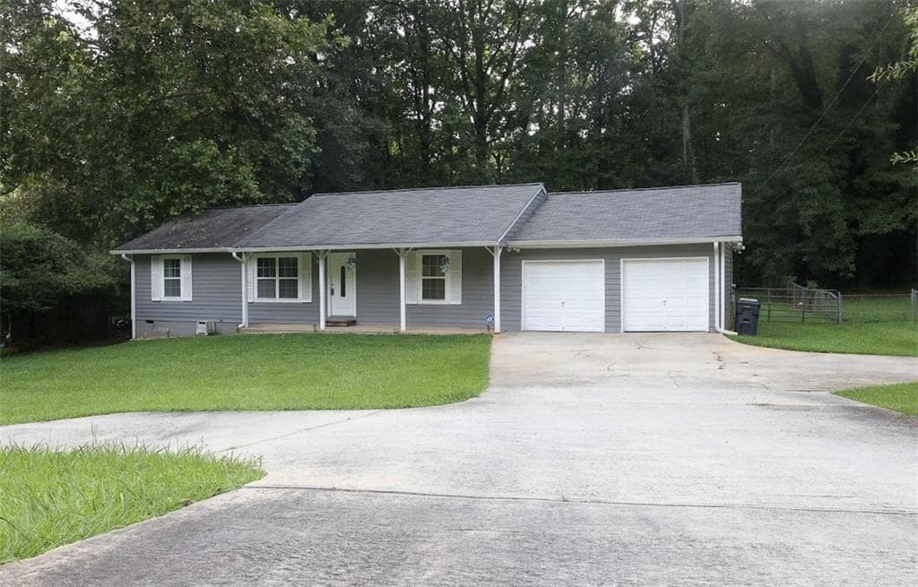 3 bedroom, 2 bathroom, 1,470 sq ft single family residence for sale at 2945 Highway 20, Conyers, GA 30013 — photo 2