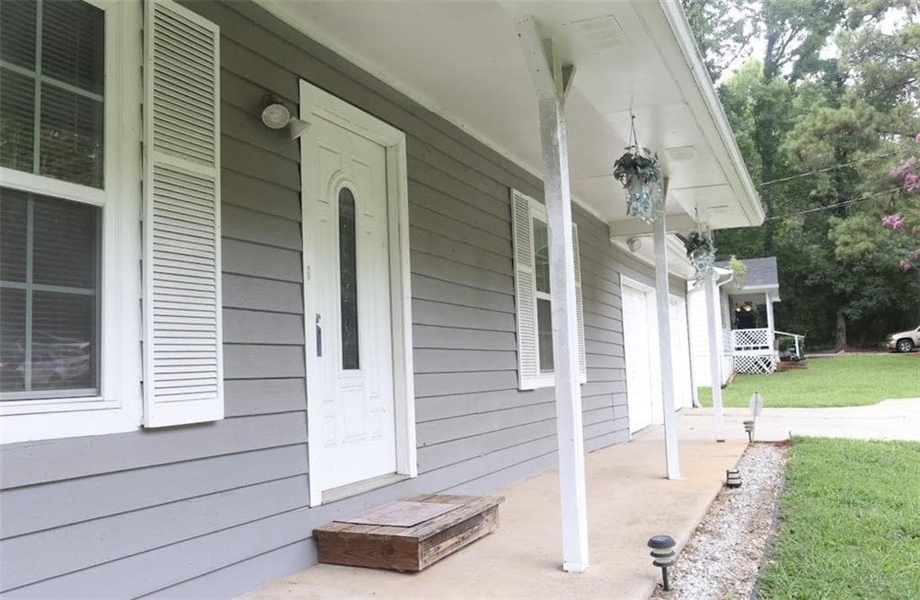 3 bedroom, 2 bathroom, 1,470 sq ft single family residence for sale at 2945 Highway 20, Conyers, GA 30013 — photo 3