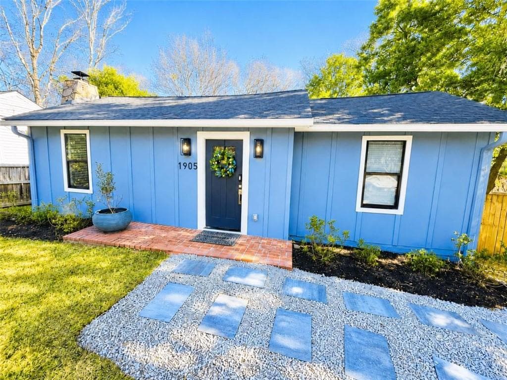 2 bedroom, 3 bathroom, 1,846 sq ft single family residence for sale at 1905 Windemere Drive, Atlanta, GA 30324 — photo 2