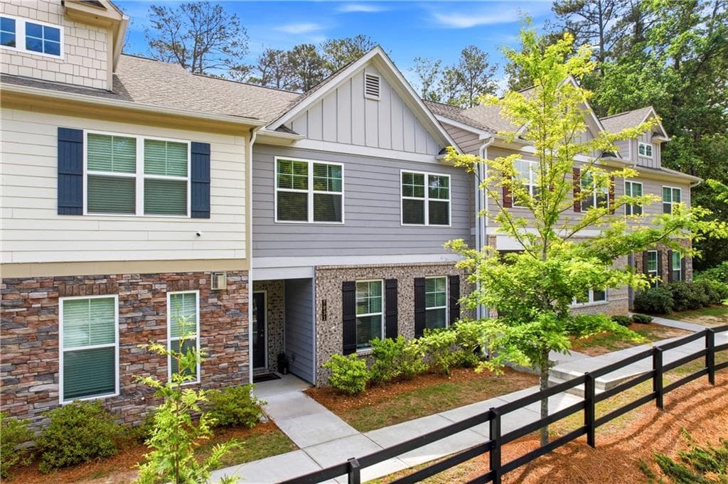 3 bedroom, 3 bathroom, 1,956 sq ft townhouse for sale at 7031 Cedar Glen Road, Atlanta, GA 30360 — photo 2