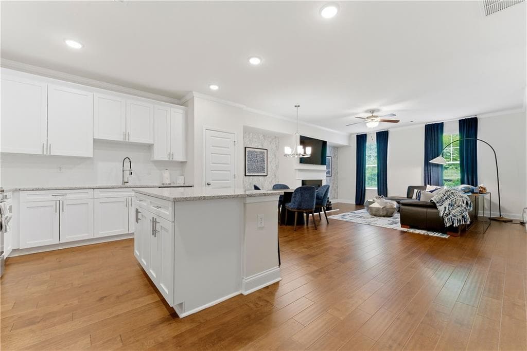 3 bedroom, 3 bathroom, 1,956 sq ft townhouse for sale at 7031 Cedar Glen Road, Atlanta, GA 30360 — photo 7