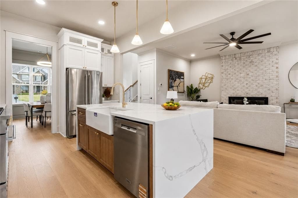 6 bedroom, 5 bathroom, 3,952 sq ft single family residence for sale at 318 Vinings Walk, Gainesville, GA 30501 — photo 5