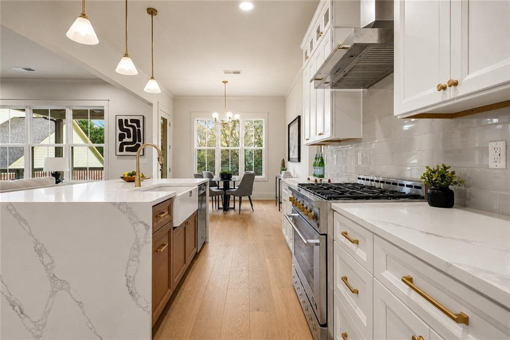 6 bedroom, 5 bathroom, 3,952 sq ft single family residence for sale at 318 Vinings Walk, Gainesville, GA 30501 — photo 6