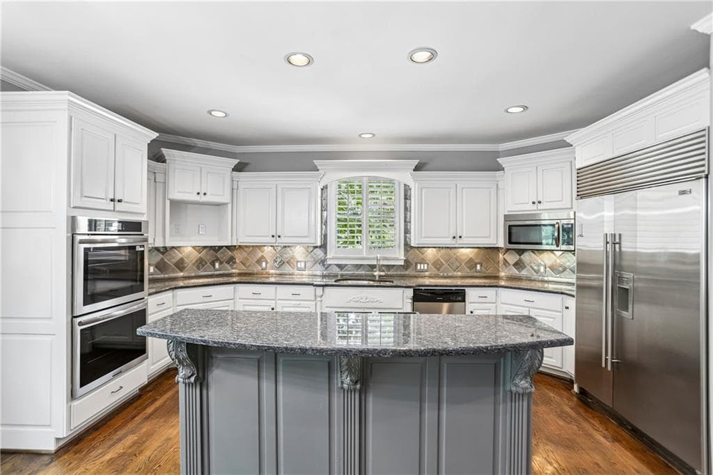 6 bedroom, 5 bathroom, 5,227 sq ft single family residence for sale at 700 Leeds Garden Terrace, Alpharetta, GA 30022 — photo 2