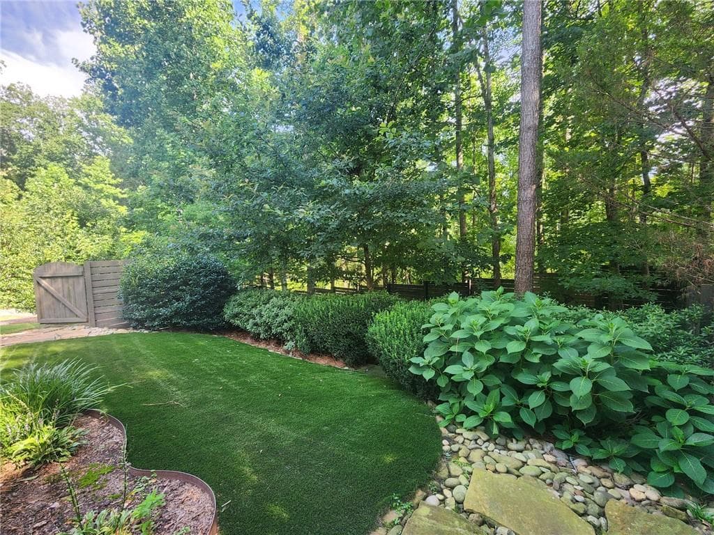 3 bedroom, 3 bathroom, 2,228 sq ft townhouse for sale at 423 Johnson Court, Alpharetta, GA 30009 — photo 8