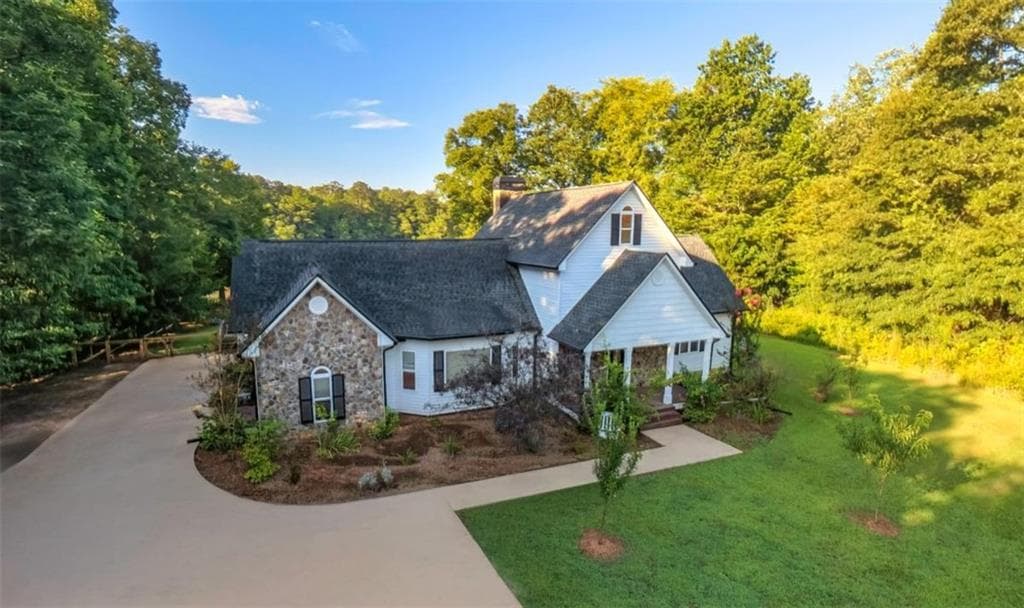 3 bedroom, 3 bathroom, 2,939 sq ft single family residence under contract at 327 Lakeridge Drive, Temple, GA 30179
