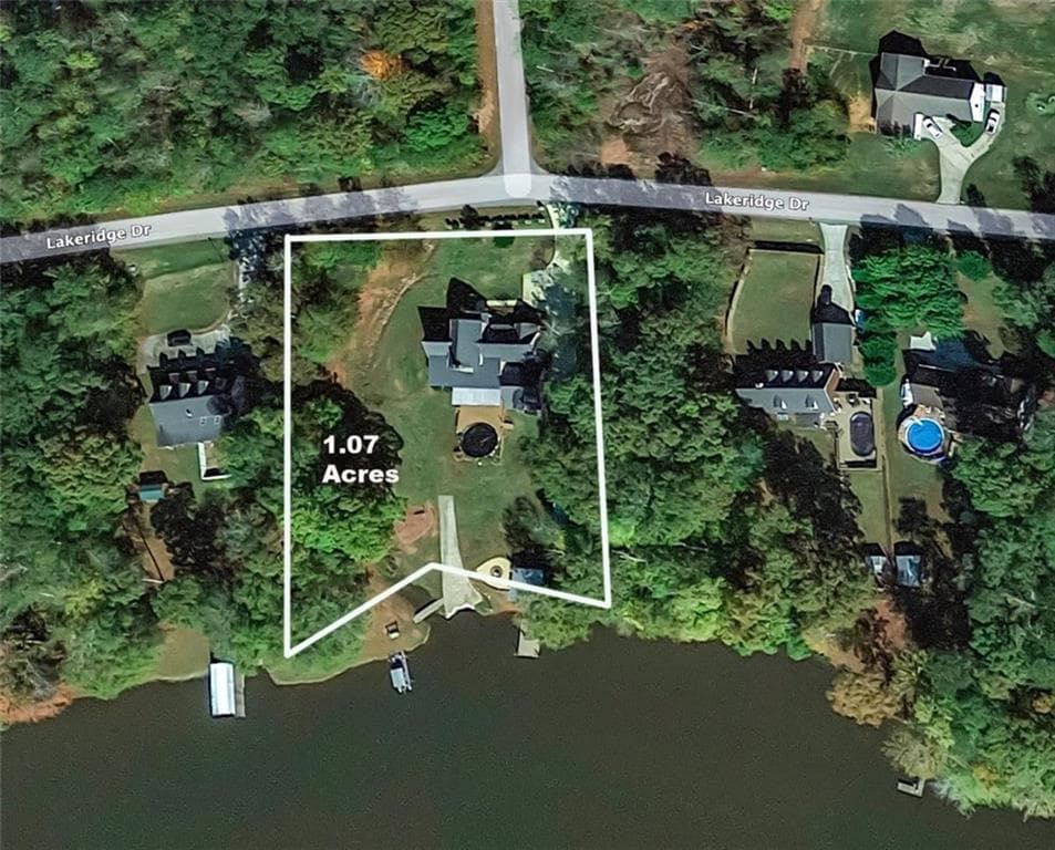 3 bedroom, 3 bathroom, 2,939 sq ft single family residence under contract at 327 Lakeridge Drive, Temple, GA 30179 — photo 3