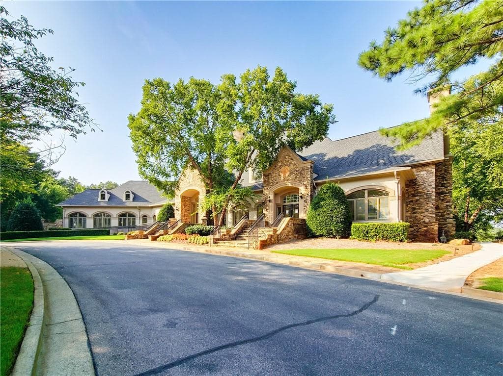 5 bedroom, 5 bathroom, 6,242 sq ft single family residence for rent at 7335 Craigleith Drive, Duluth, GA 30097 for $4,200 a month — photo 3
