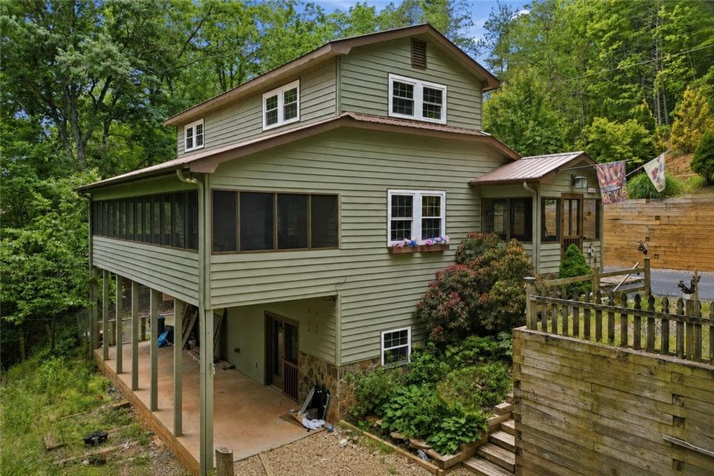 5 bedroom, 4 bathroom, 2,340 sq ft single family residence for sale at 946 Laurel Circle, Blue Ridge, GA 30513 — photo 1 of 39