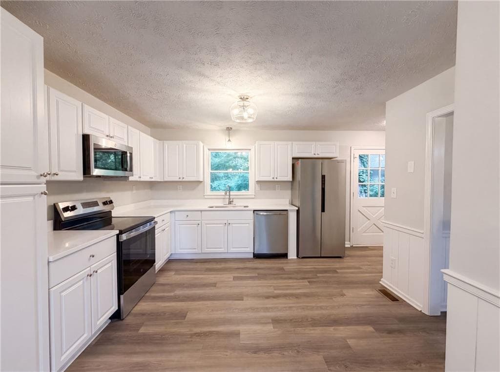 3 bedroom, 3 bathroom, 3,033 sq ft single family residence under contract at 3005 Country Walk Drive, Powder Springs, GA 30127 — photo 2