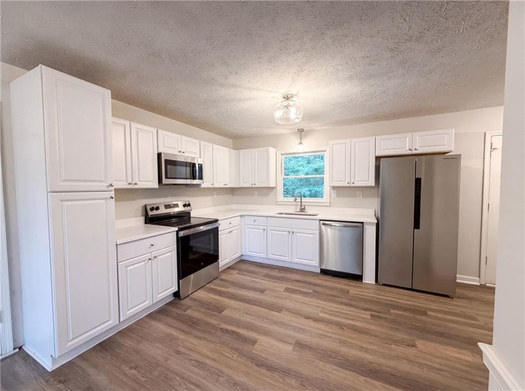 3 bedroom, 3 bathroom, 3,033 sq ft single family residence under contract at 3005 Country Walk Drive, Powder Springs, GA 30127 — photo 6