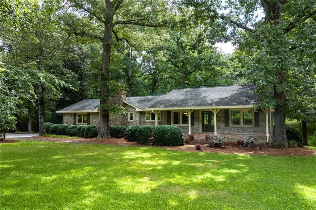 3 bedroom, 2 bathroom, 3,657 sq ft single family residence under contract at 1131 Ednaville Road, Braselton, GA 30517 — photo 4
