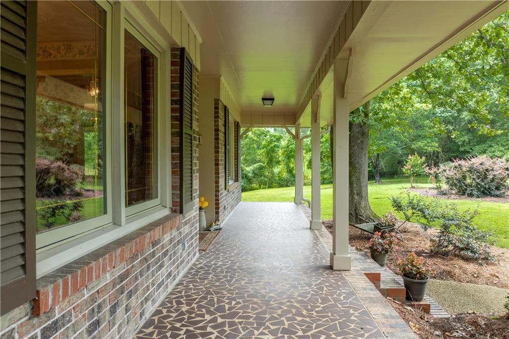 3 bedroom, 2 bathroom, 3,657 sq ft single family residence under contract at 1131 Ednaville Road, Braselton, GA 30517 — photo 6