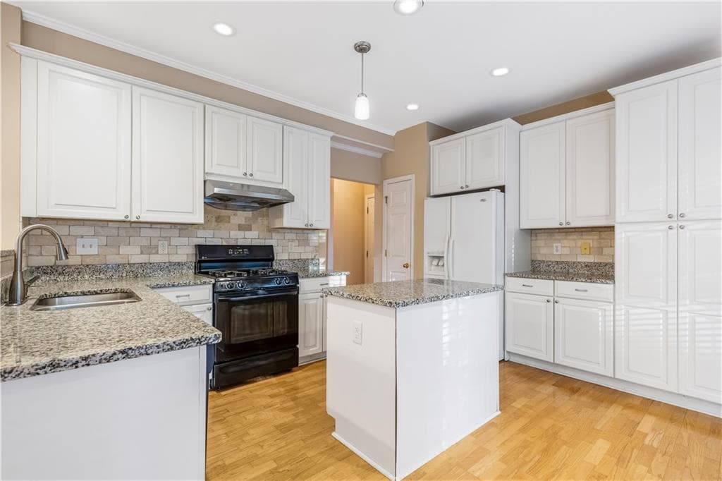 4 bedroom, 3 bathroom, 2,376 sq ft single family residence for sale at 4310 canterbury walk Drive, Duluth, GA 30097 — photo 9