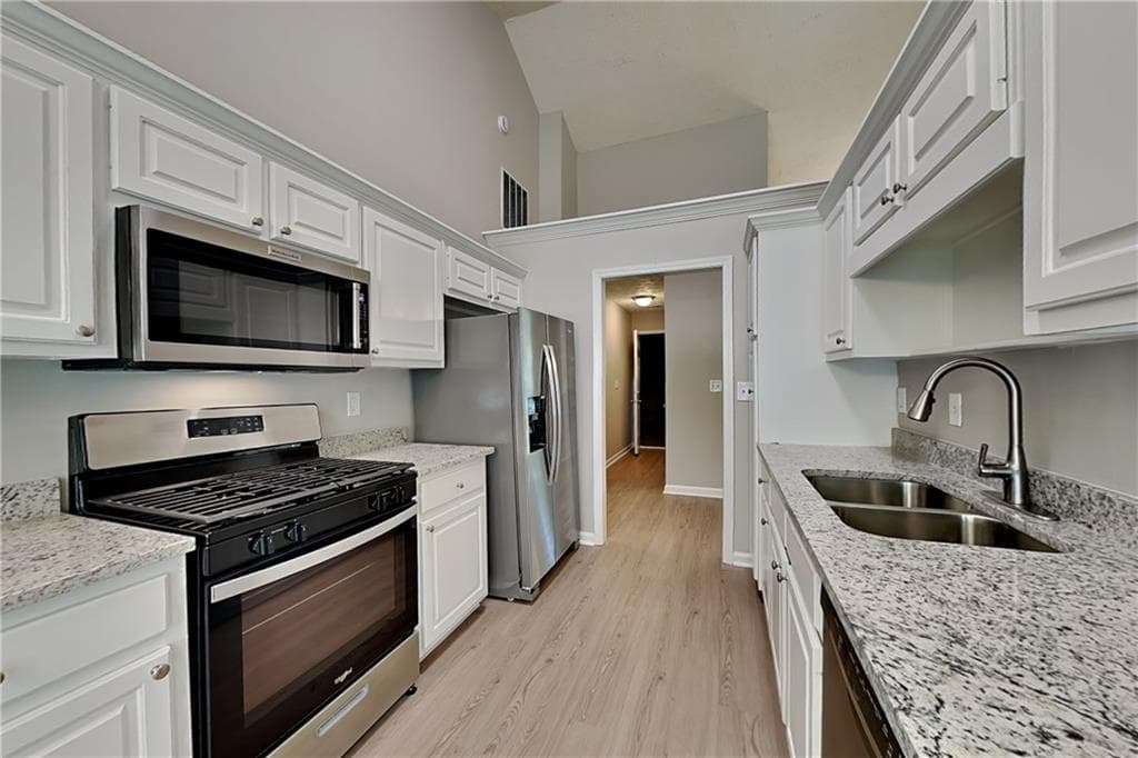 3 bedroom, 2 bathroom, 1,762 sq ft single family residence for rent at 638 Castlebrooke Way, Lawrenceville, GA 30045 for $2,050 a month — photo 4
