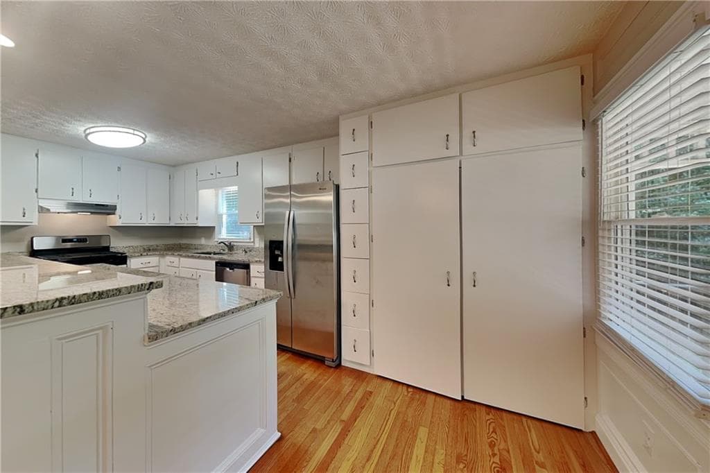 3 bedroom, 2 bathroom, 1,324 sq ft single family residence for rent at 804 Oak Trace, Woodstock, GA 30189 for $1,975 a month — photo 5