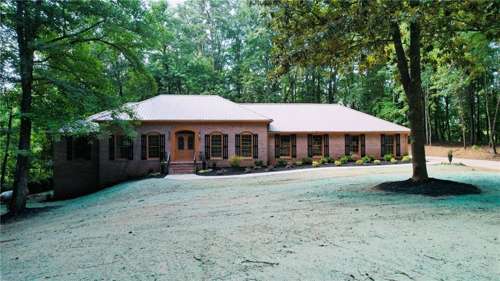 3 bedroom, 2 bathroom, 2,285 sq ft single family residence for sale at 5 Gravitt Drive, Dawsonville, GA 30534 — photo 2