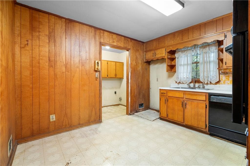 3 bedroom, 2 bathroom, 1,156 sq ft single family residence for sale at 111 Irvin Street, Jonesboro, GA 30236 — photo 8