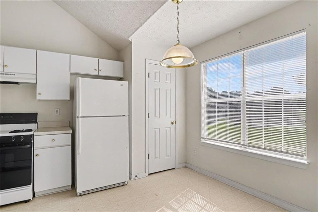4 bedroom, 3 bathroom, 3,402 sq ft single family residence under contract at 11050 Pebble Brook Court, Hampton, GA 30228 — photo 9