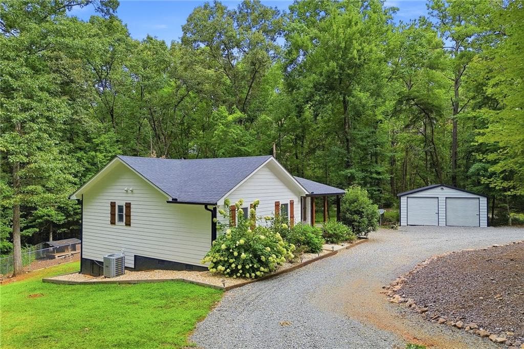 3 bedroom, 2 bathroom, 1,176 sq ft single family residence for sale at 137 Geneva Road, Canton, GA 30114 — photo 3