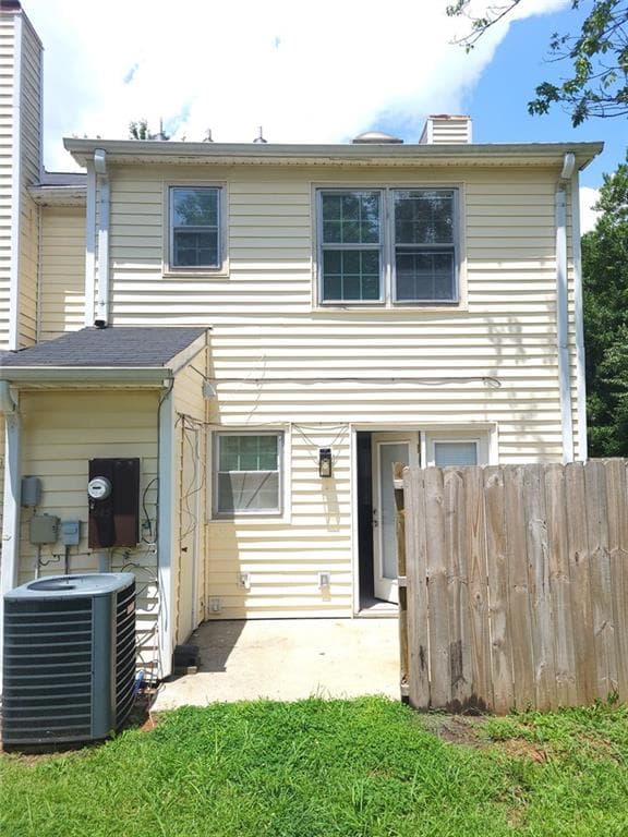 2 bedroom, 3 bathroom, 1,008 sq ft townhouse under contract at 1685 Hunting Creek Drive, Conyers, GA 30013 — photo 3
