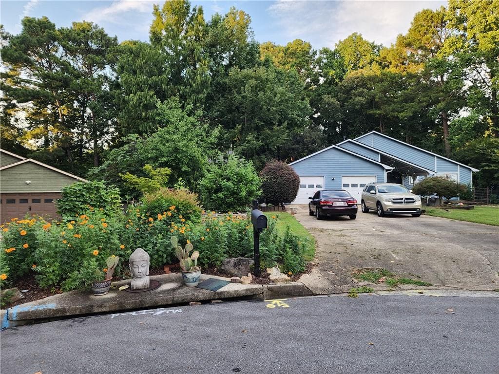 3 bedroom, 2 bathroom, 1,886 sq ft single family residence for sale at 715 Babbling Creek Place, Johns Creek, GA 30022 — photo 3