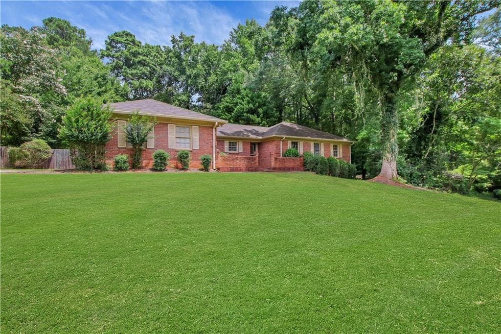3 bedroom, 2 bathroom, 1,873 sq ft single family residence under contract at 2020 Heatherdale Lane, Marietta, GA 30064 — photo 2
