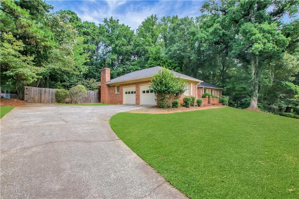 3 bedroom, 2 bathroom, 1,873 sq ft single family residence under contract at 2020 Heatherdale Lane, Marietta, GA 30064 — photo 4