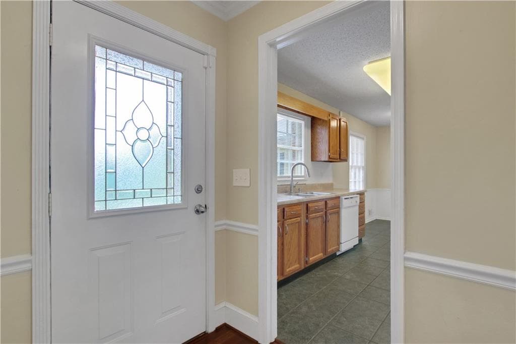 3 bedroom, 2 bathroom, 1,873 sq ft single family residence under contract at 2020 Heatherdale Lane, Marietta, GA 30064 — photo 5