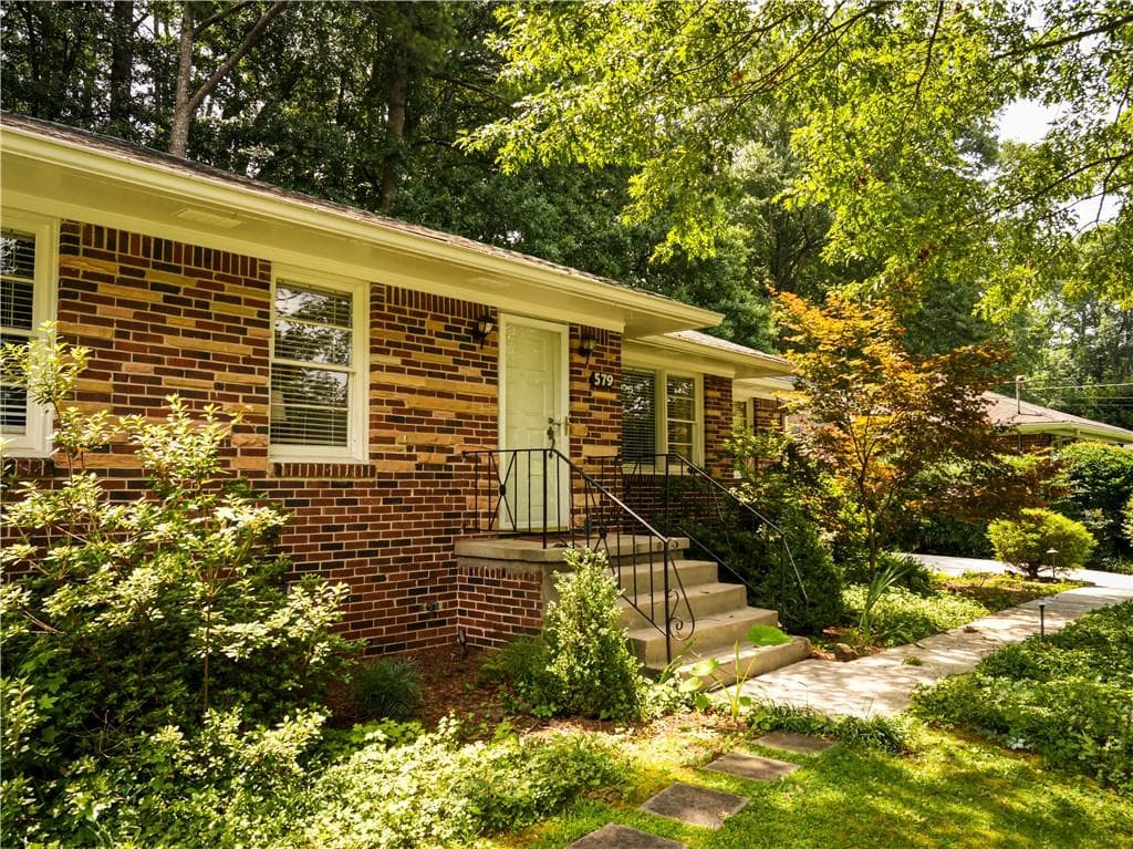 3 bedroom, 2 bathroom, 1,664 sq ft single family residence under contract at 579 N Superior Avenue, Decatur, GA 30033 — photo 2