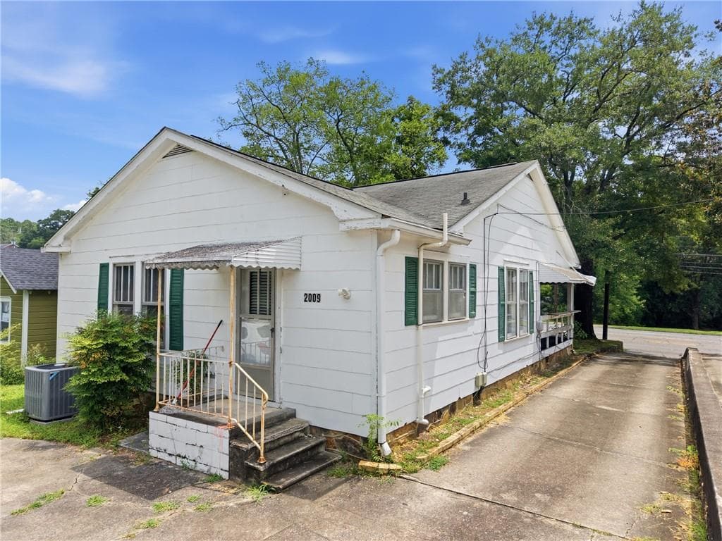 3 bedroom, 1 bathroom, 1,239 sq ft single family residence for sale at 2009 N Broad Street, Rome, GA 30161 — photo 3