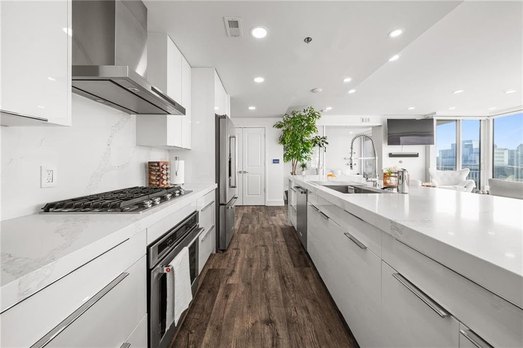 1 bedroom, 3 bathroom, 1,508 sq ft condominium for rent at 3338 Peachtree Road 2207, Atlanta, GA 30326 for $5,500 a month — photo 6