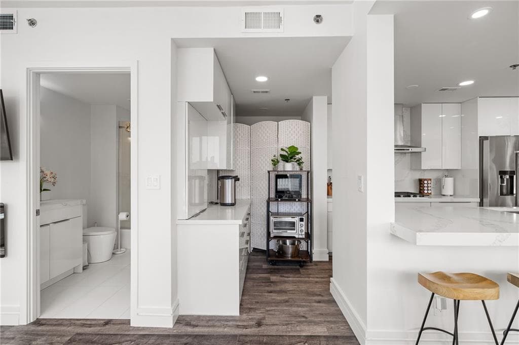 1 bedroom, 3 bathroom, 1,508 sq ft condominium for rent at 3338 Peachtree Road 2207, Atlanta, GA 30326 for $5,500 a month — photo 7
