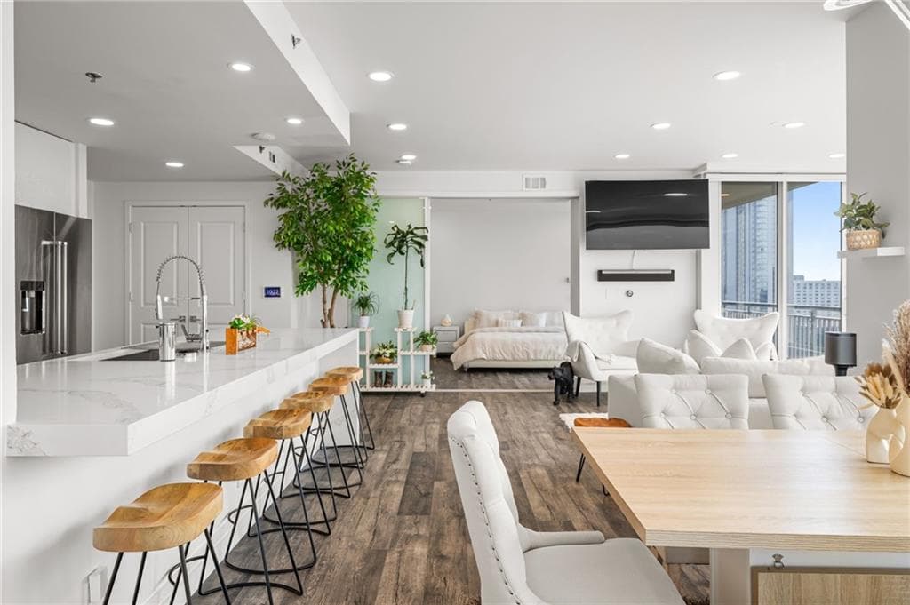 1 bedroom, 3 bathroom, 1,508 sq ft condominium for rent at 3338 Peachtree Road 2207, Atlanta, GA 30326 for $5,500 a month — photo 8