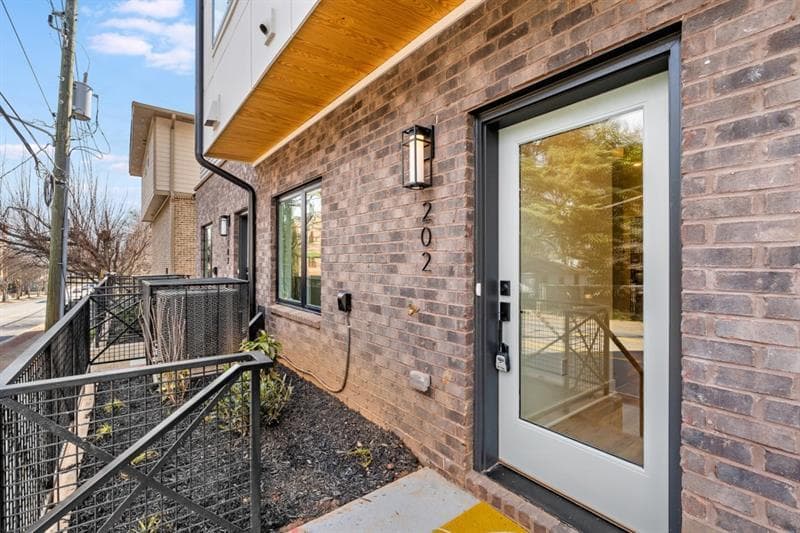 3 bedroom, 3 bathroom, 2,056 sq ft townhouse under contract at 1237 Memorial Drive 305, Atlanta, GA 30316 — photo 7