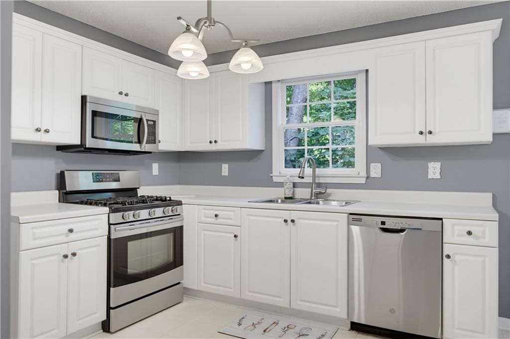 3 bedroom, 3 bathroom, 1,808 sq ft single family residence for sale at 804 Abbington Lane, Douglasville, GA 30134 — photo 8