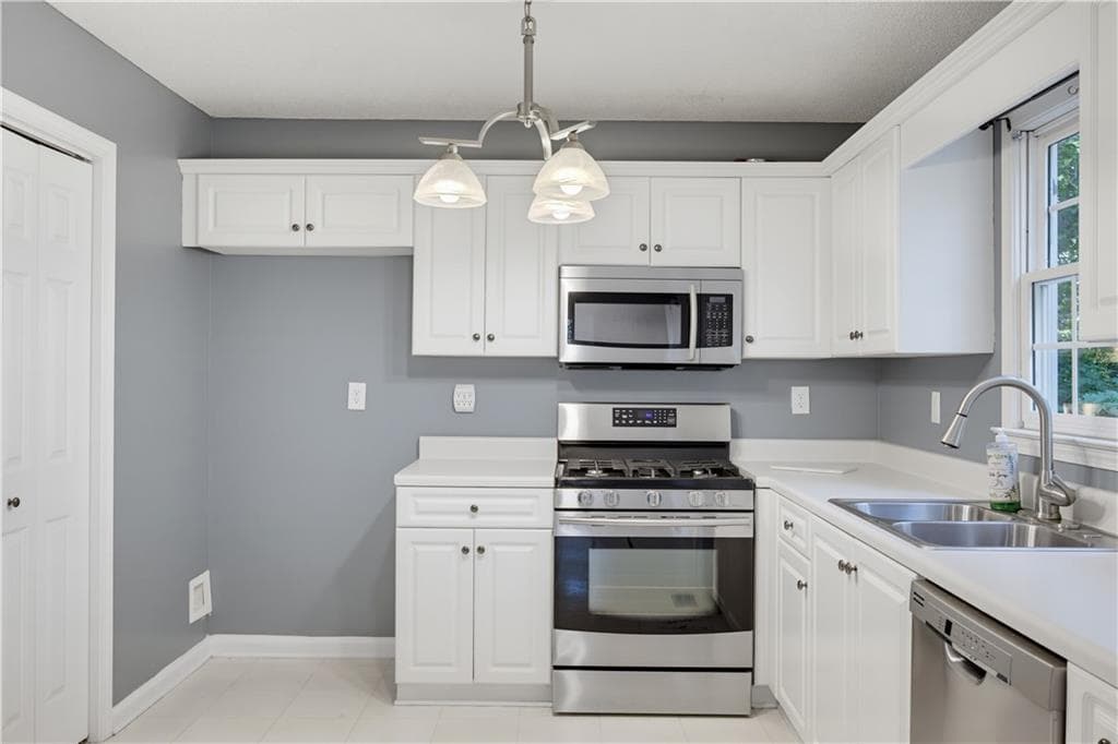 3 bedroom, 3 bathroom, 1,808 sq ft single family residence for sale at 804 Abbington Lane, Douglasville, GA 30134 — photo 9