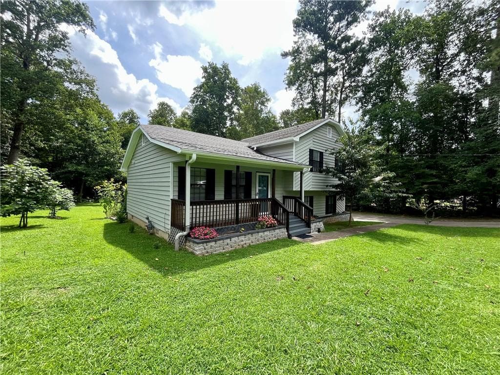 3 bedroom, 3 bathroom, 1,596 sq ft single family residence for sale at 2655 Montego Drive, Buford, GA 30519 — photo 2