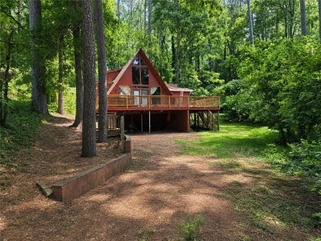 3 bedroom, 2 bathroom, 1,758 sq ft single family residence under contract at 1600 Loch Lomond Trail, Atlanta, GA 30331