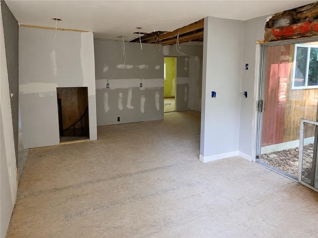 3 bedroom, 2 bathroom, 1,758 sq ft single family residence under contract at 1600 Loch Lomond Trail, Atlanta, GA 30331 — photo 5