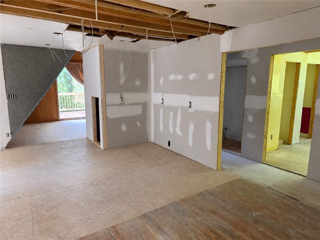 3 bedroom, 2 bathroom, 1,758 sq ft single family residence under contract at 1600 Loch Lomond Trail, Atlanta, GA 30331 — photo 6