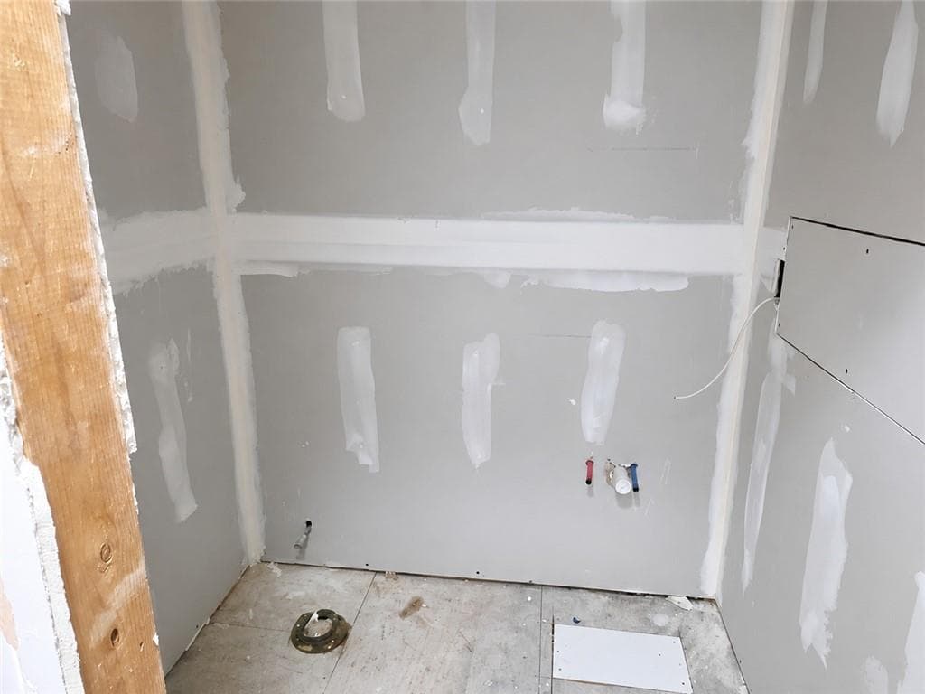 3 bedroom, 2 bathroom, 1,758 sq ft single family residence under contract at 1600 Loch Lomond Trail, Atlanta, GA 30331 — photo 8