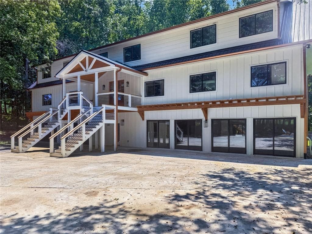 5 bedroom, 6 bathroom, 6,332 sq ft single family residence for sale at 40 Crowe Road, Alpharetta, GA 30004 — photo 2